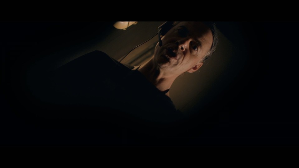 The.Substance.2024.1080p.Bluray.REMUX.AVC.DTS-HDMA5.1-CHD.mkv_20241217_205315.150.jpg