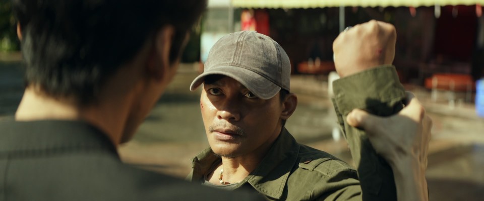 Striking.Rescue.2024.Bluray.1080p.DTS-HDMA5.1.x265.10bit-CHD.mkv_20250509_003518.306.jpg