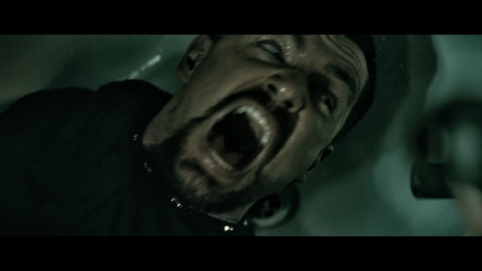 A.Working.Man.2025.1080p.BluRay.REMUX.AVC.TrueHD7.1-CHD.mkv_20250615_204900.592.jpg