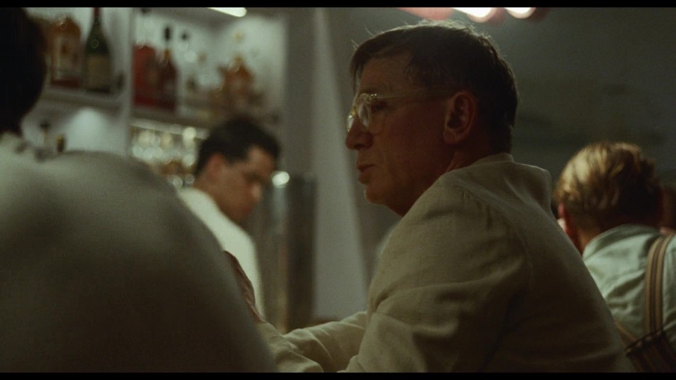 Queer.2024.BluRay.1080p.iPad.AAC2.0.x264-CHDPAD.mp4_20250616_131456.186.jpg