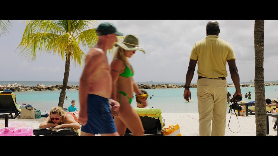 Invasion.2024.1080p.BluRay.REMUX.AVC.DTS-HDMA5.1-CHD.mkv_20250619_223541.584.jpg