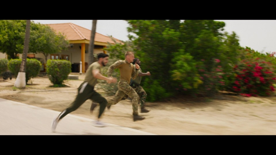 Invasion.2024.1080p.BluRay.REMUX.AVC.DTS-HDMA5.1-CHD.mkv_20250619_223542.421.jpg