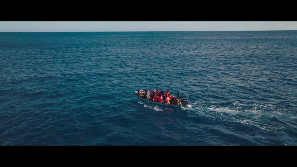 Invasion.2024.BluRay.1080p.iPad.AAC2.0.x264-CHDPAD.mp4_20250619_223317.990.jpg